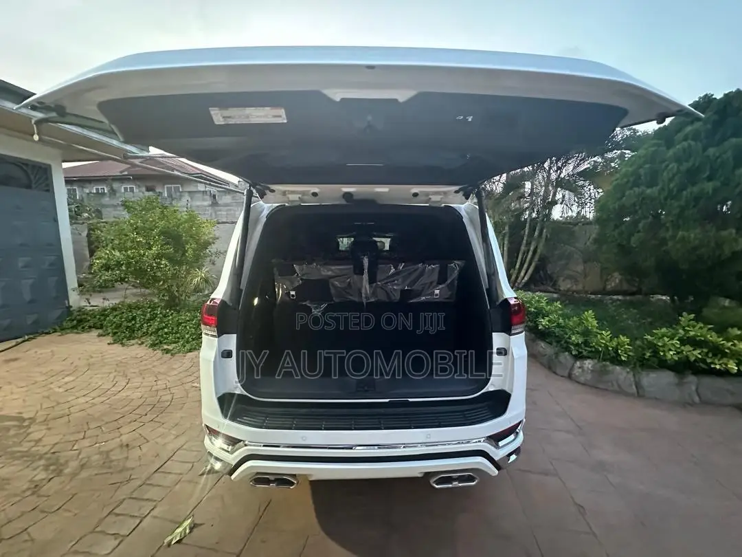 New Toyota Land Cruiser LC300 2025 White