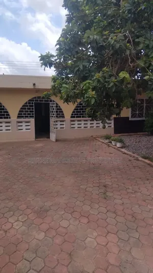 7bdrm House in Adenta, Barrier for sale