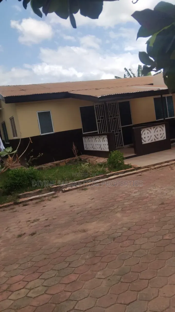 7bdrm House in Adenta, Barrier for sale
