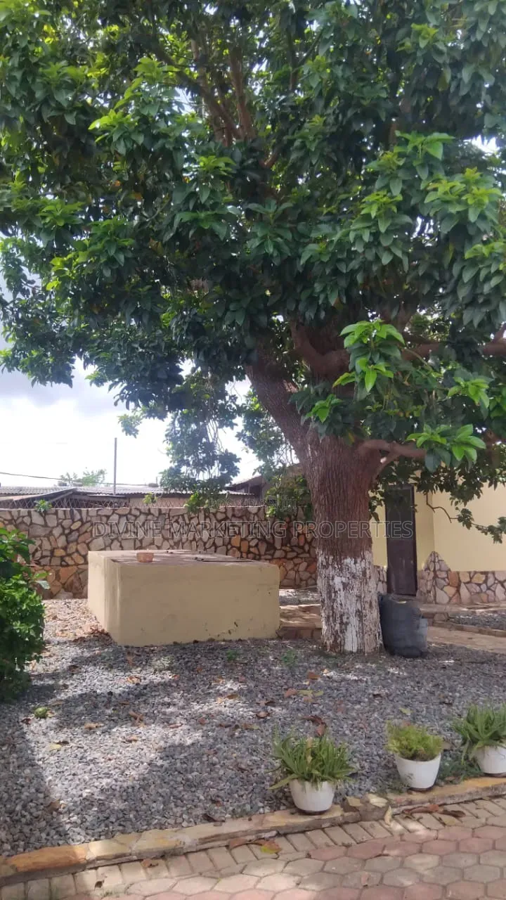 7bdrm House in Adenta, Barrier for sale