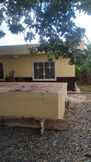 7bdrm House in Adenta, Barrier for sale