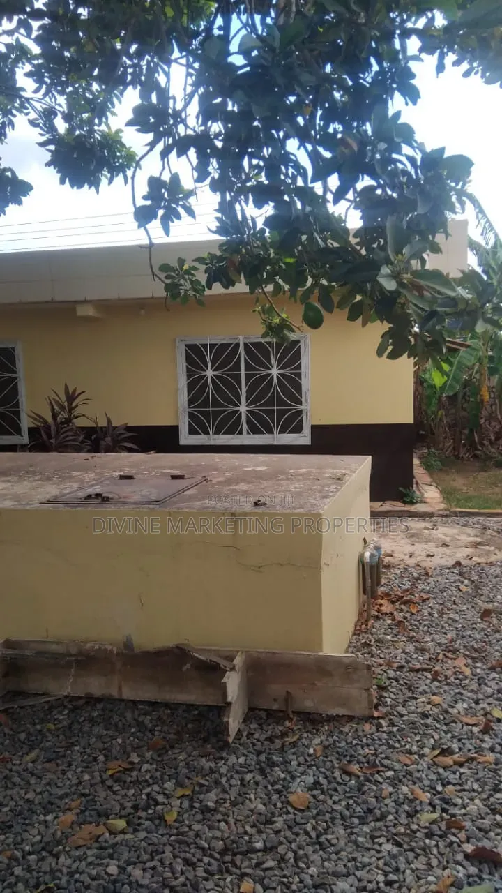 7bdrm House in Adenta, Barrier for sale