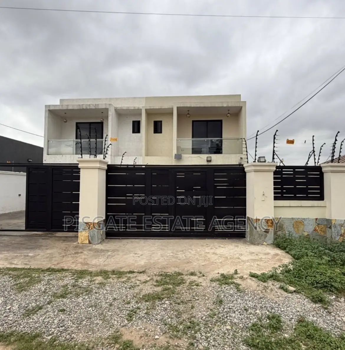 3bdrm Duplex in Ashomang Estate for sale