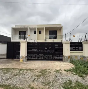 3bdrm Duplex in Ashomang Estate for sale