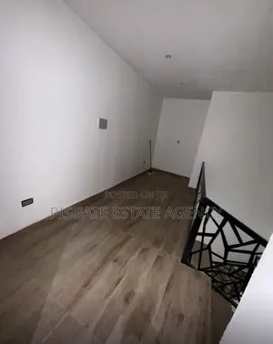 3bdrm Duplex in Ashomang Estate for sale