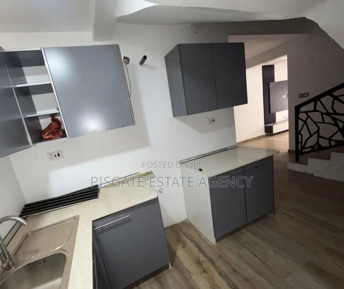 3bdrm Duplex in Ashomang Estate for sale