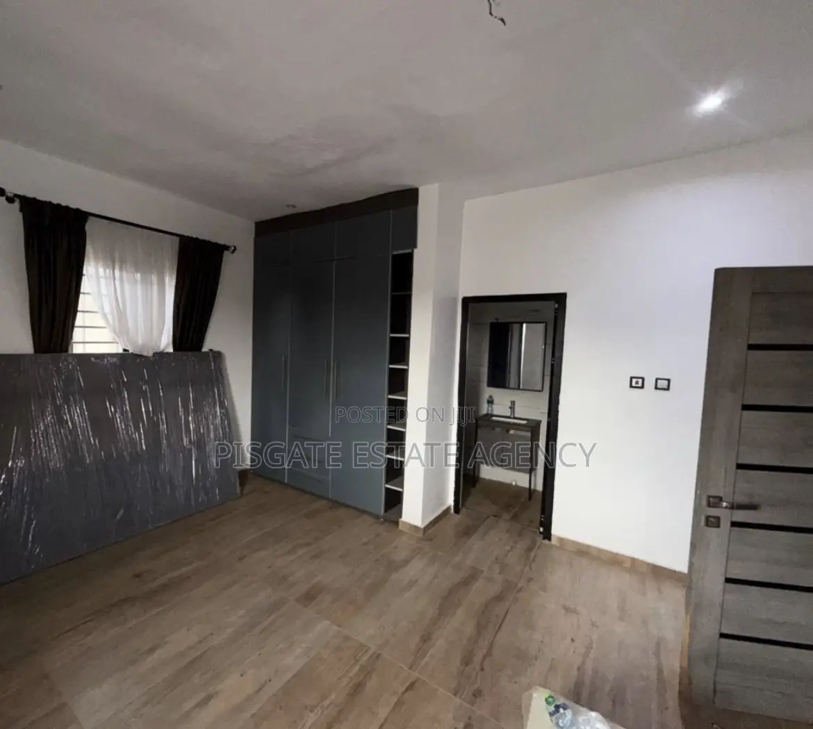 3bdrm Duplex in Ashomang Estate for sale