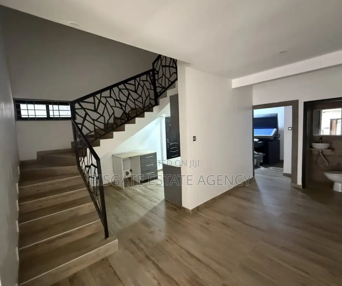 3bdrm Duplex in Ashomang Estate for sale