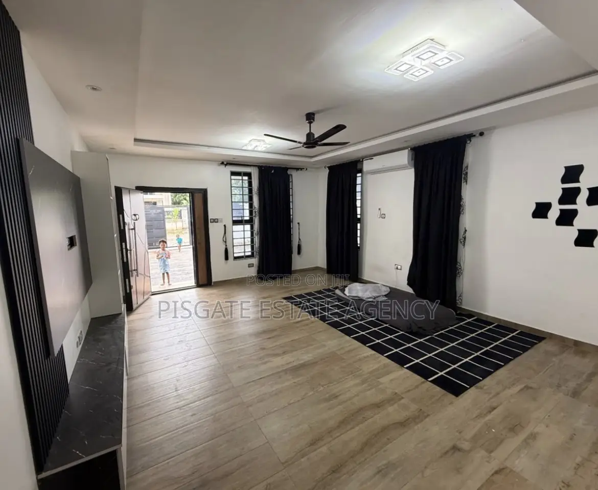 3bdrm Duplex in Ashomang Estate for sale