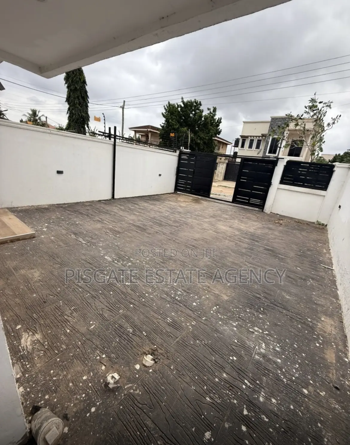 3bdrm Duplex in Ashomang Estate for sale
