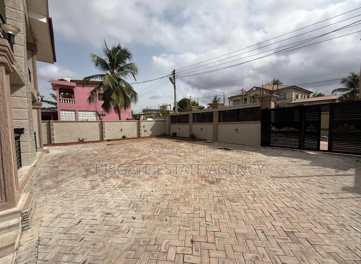 3bdrm Apartment in Awoshie for rent