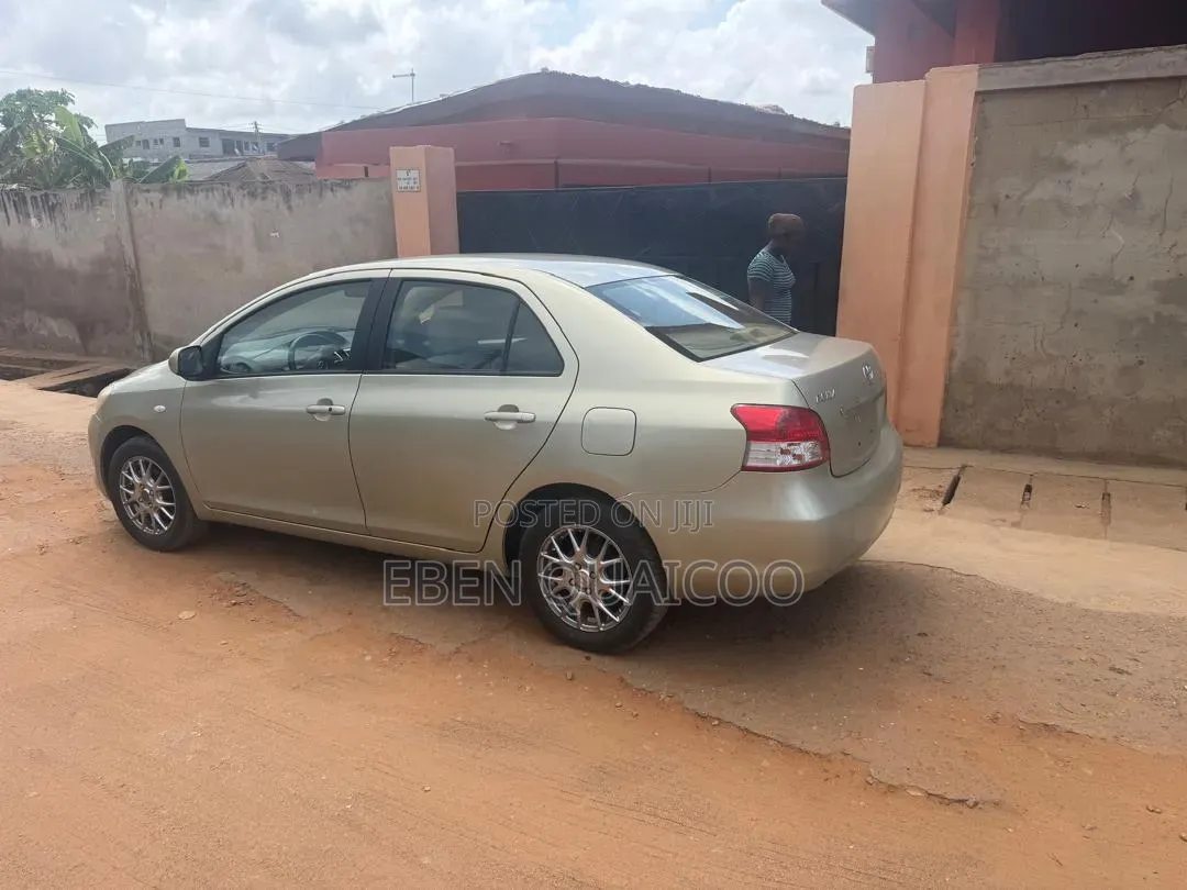 Toyota Belta 2010 Gold