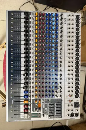 Peavey Xr 1220 20 Channels Powered Mixer