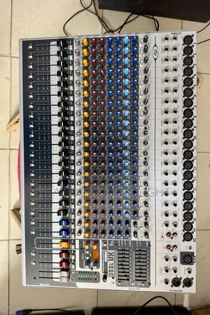 Peavey Xr 1220 20 Channels Powered Mixer