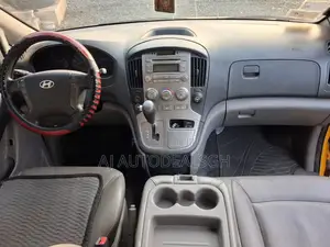 Hyundai Starex 2014 Yellow