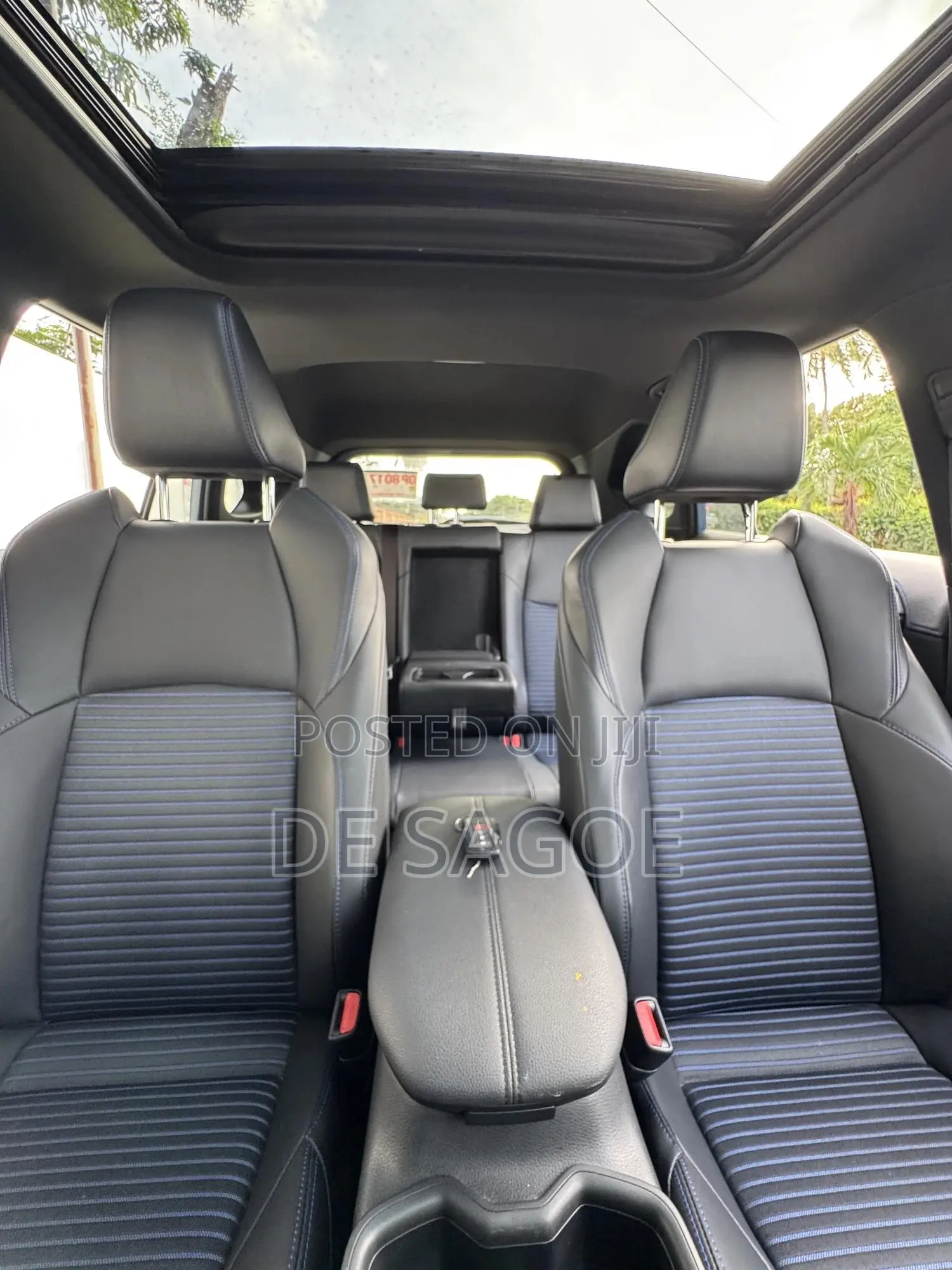 Toyota RAV4 XLE Premium 2025 Blue