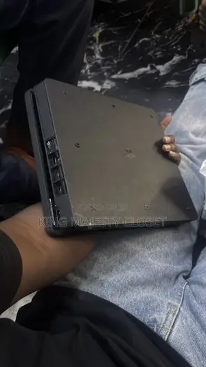 Play Station 4 Slim