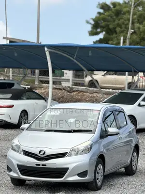 Toyota Vitz 2013 Silver