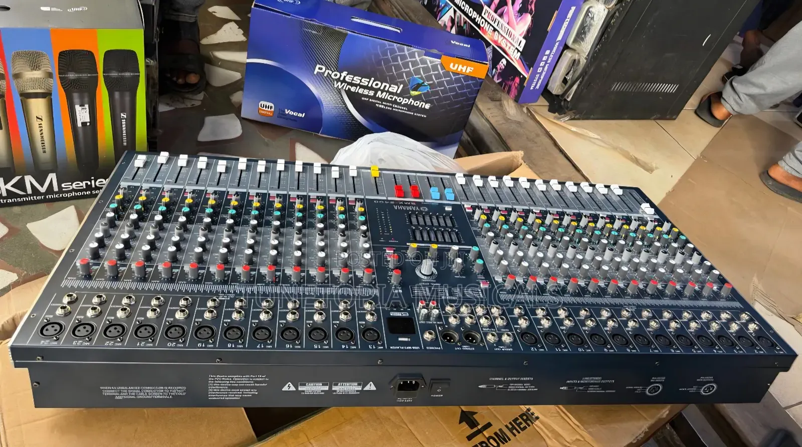 Yamaha SMX-2400 Professional 24-Channel Audio Mixer