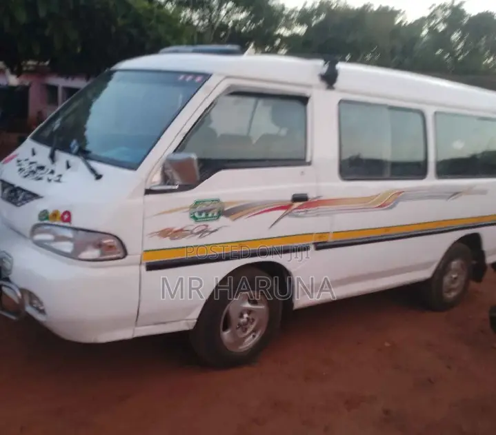 Hyundai H-100 2004 White