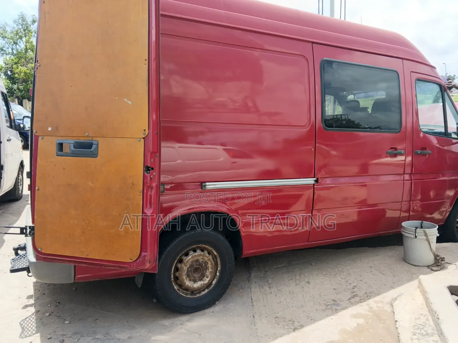 Mercedes-Benz Sprinter 2000 Red
