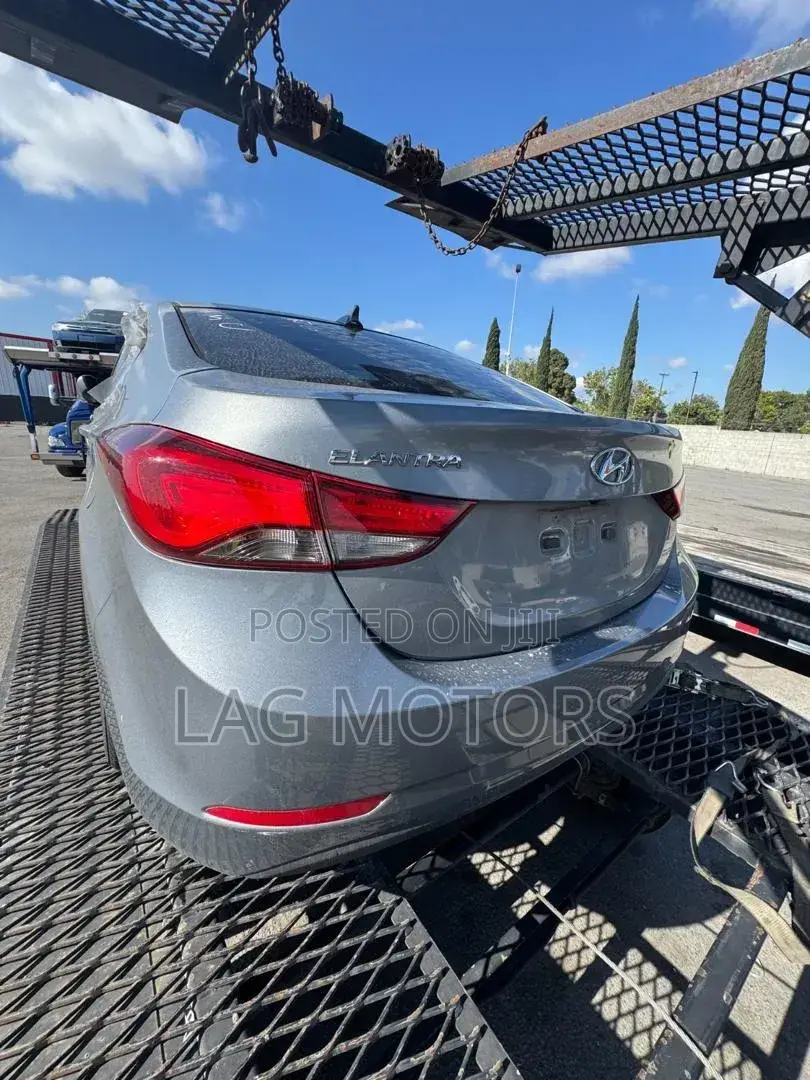 Hyundai Elantra SE 4dr Sedan (1.8L 4cyl 6A) 2015 Silver