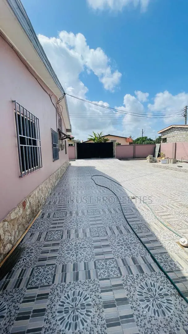 12bdrm Apartment in Kasoa Cal Bank Area, New Market for sale