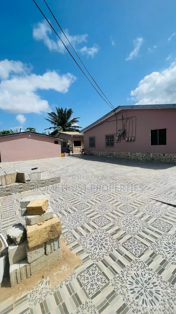 12bdrm Apartment in Kasoa Cal Bank Area, New Market for sale
