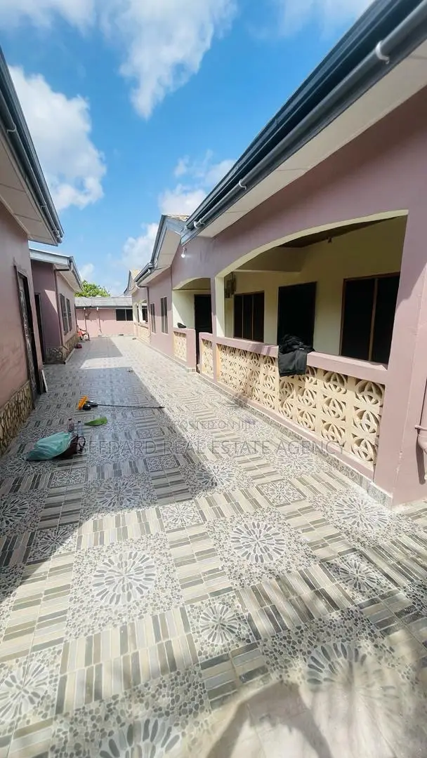 11bdrm Apartment in Sefdard Properties, Kasoa for sale