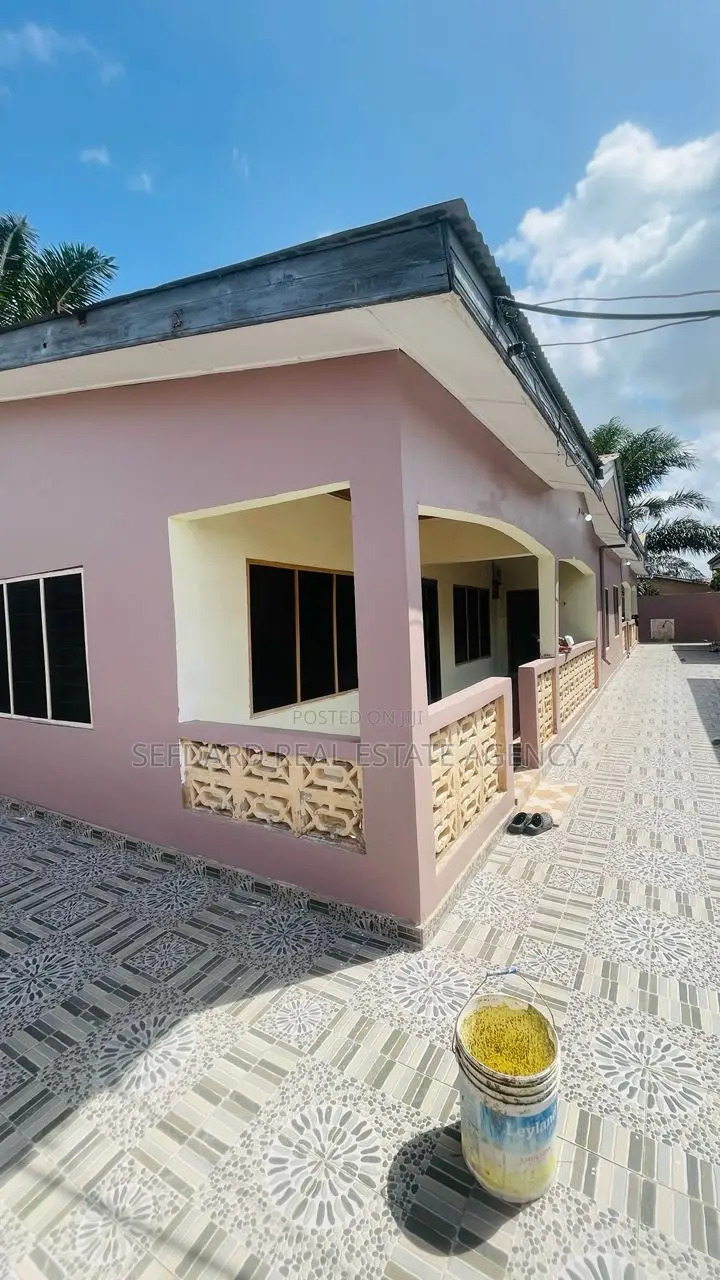 11bdrm Apartment in Sefdard Properties, Kasoa for sale