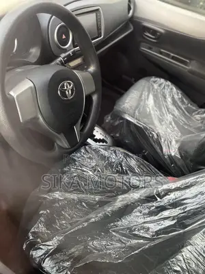 Toyota Vitz 2012 Silver