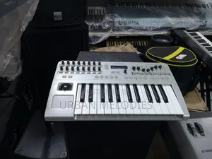 Novation Remote 25 Midi Keyboard