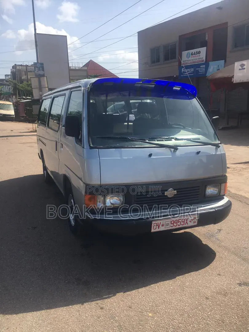 Nissan Caravan (Urvan) 2002 Silver