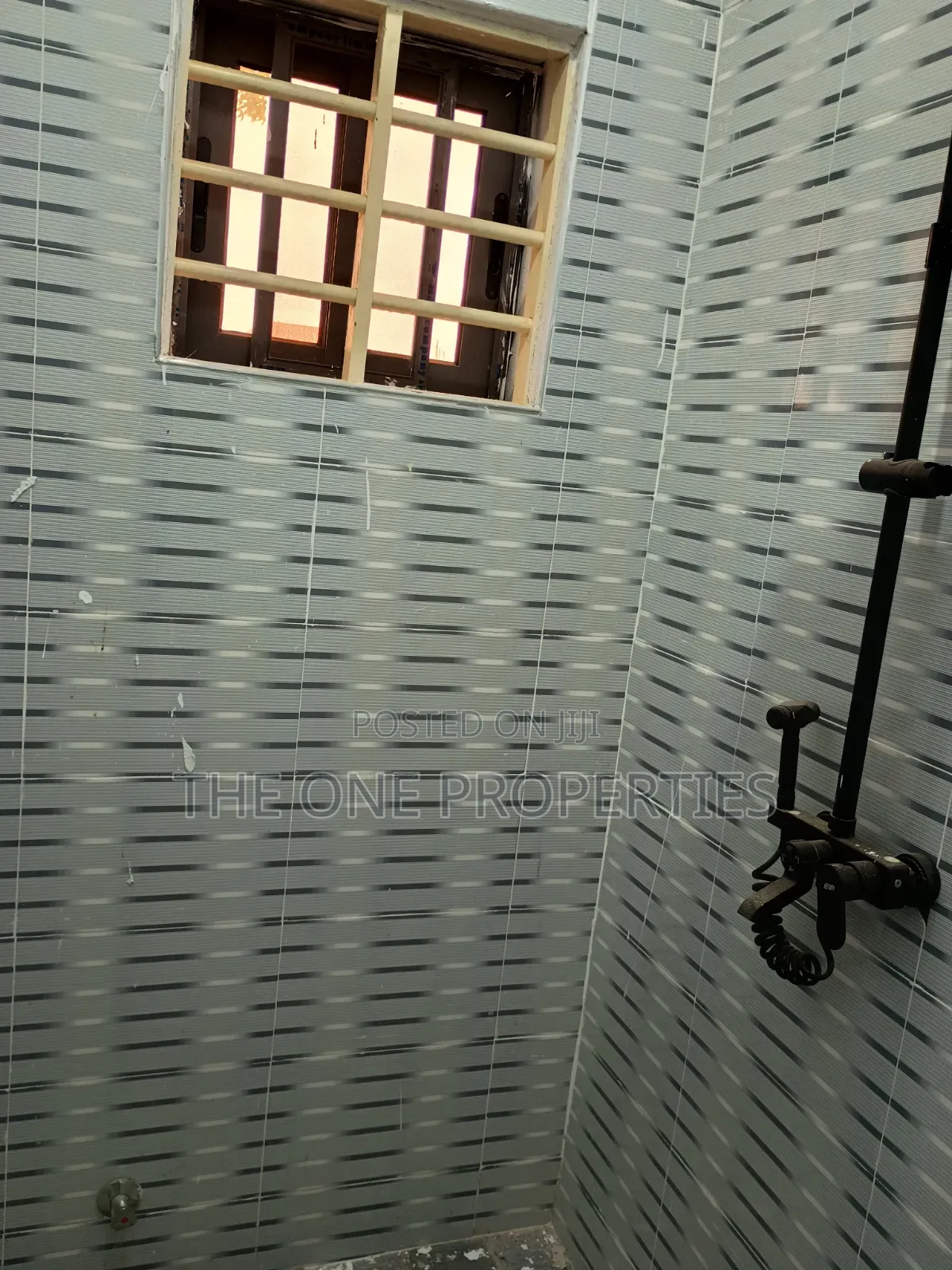 7 Stores+11 Rooms Roadside for Sale at Amasaman Sapeiman