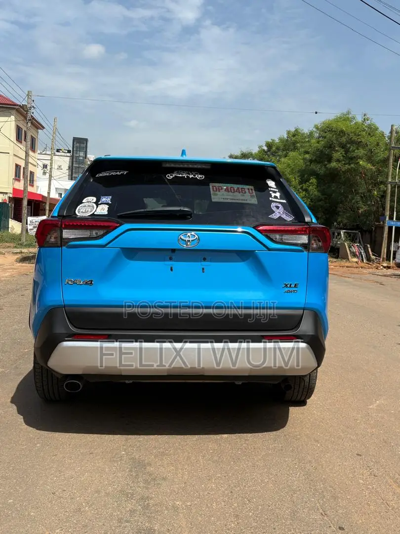 Toyota RAV4 XLE AWD 2019 Blue