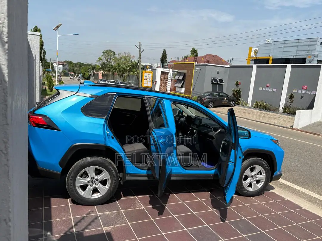 Toyota RAV4 XLE AWD 2019 Blue