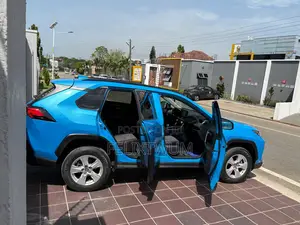 Toyota RAV4 XLE AWD 2019 Blue