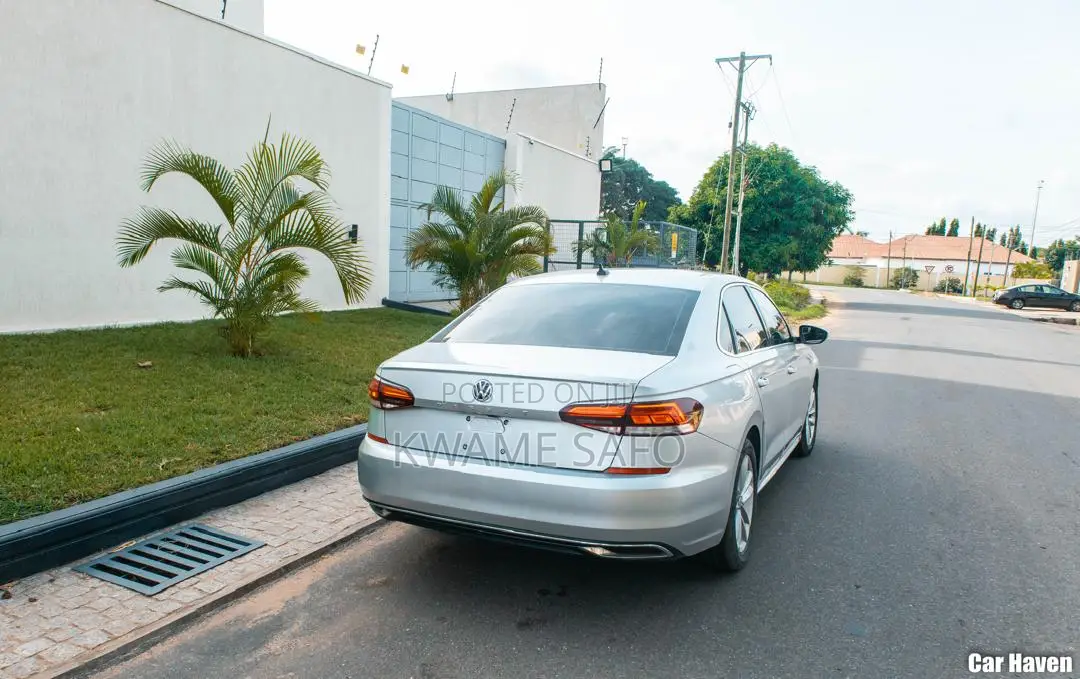 Volkswagen Passat 2021 Silver