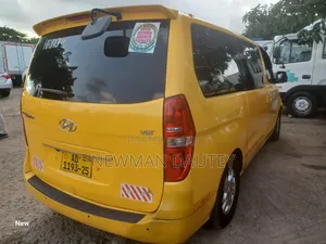 Hyundai Starex 2014 Yellow