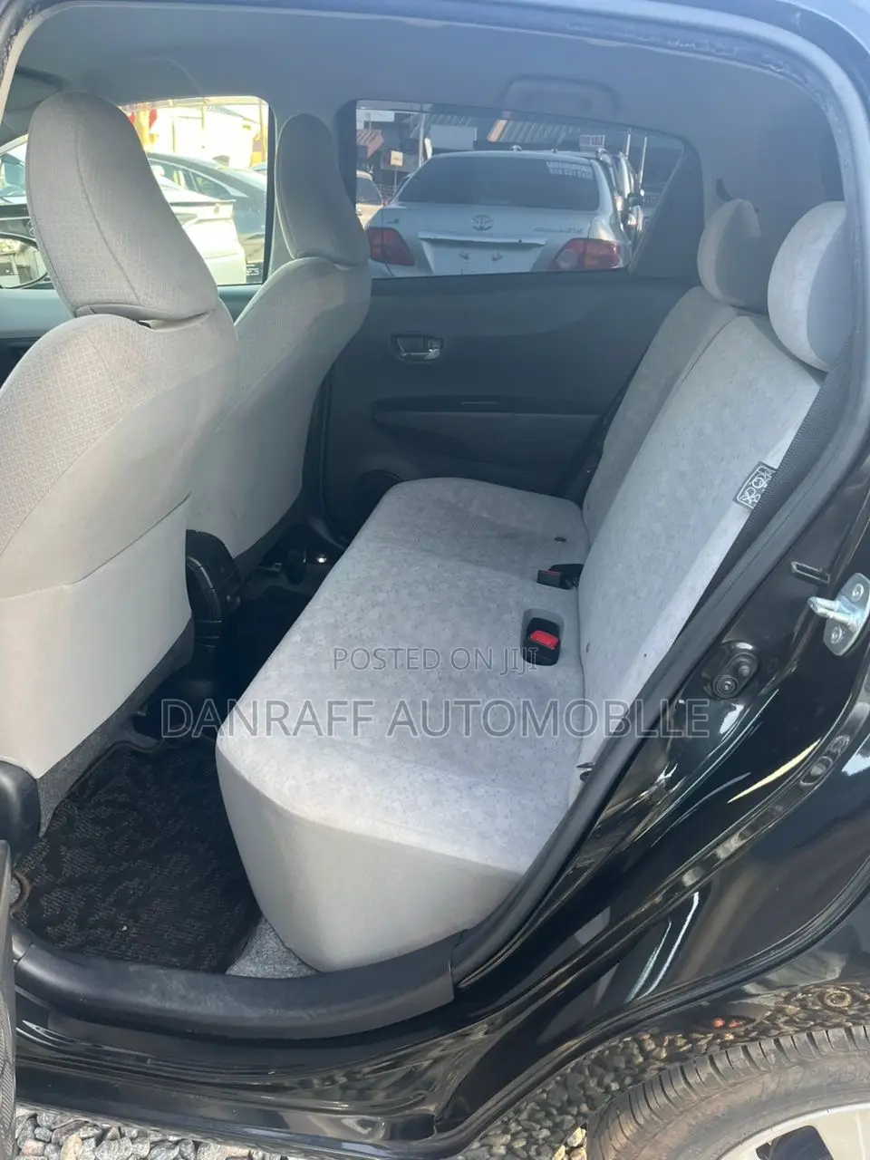 Toyota Vitz 1.3 FWD 5dr 2013 Black