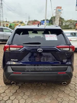 Toyota RAV4 XLE 2021 Blue