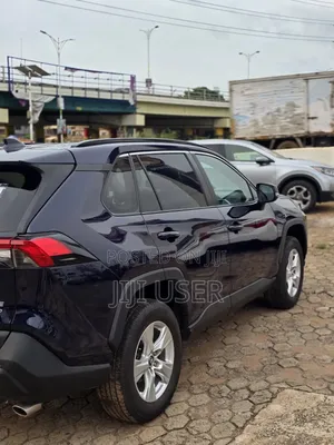 Toyota RAV4 XLE 2021 Blue