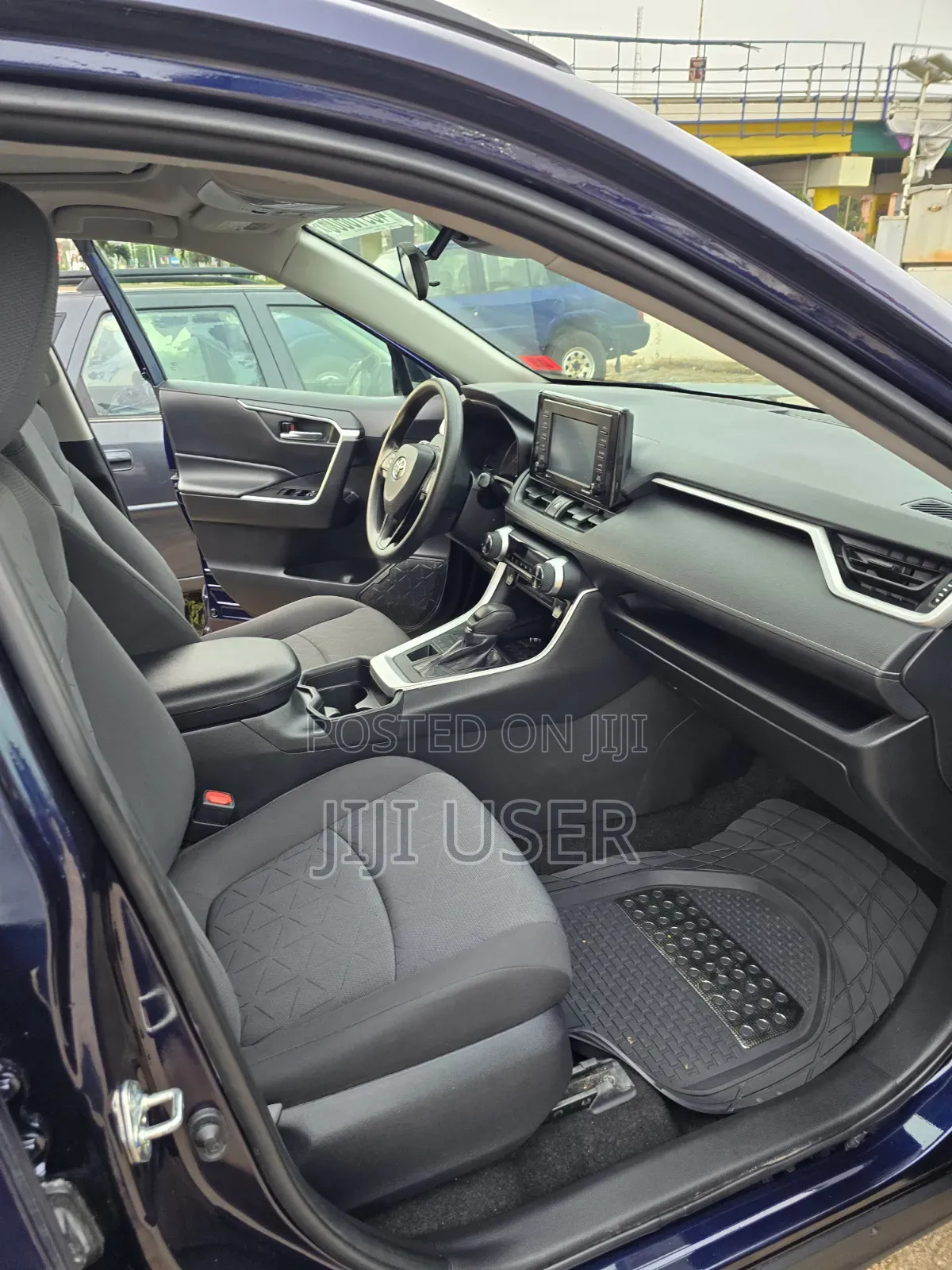 Toyota RAV4 XLE 2021 Blue