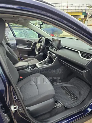Toyota RAV4 XLE 2021 Blue