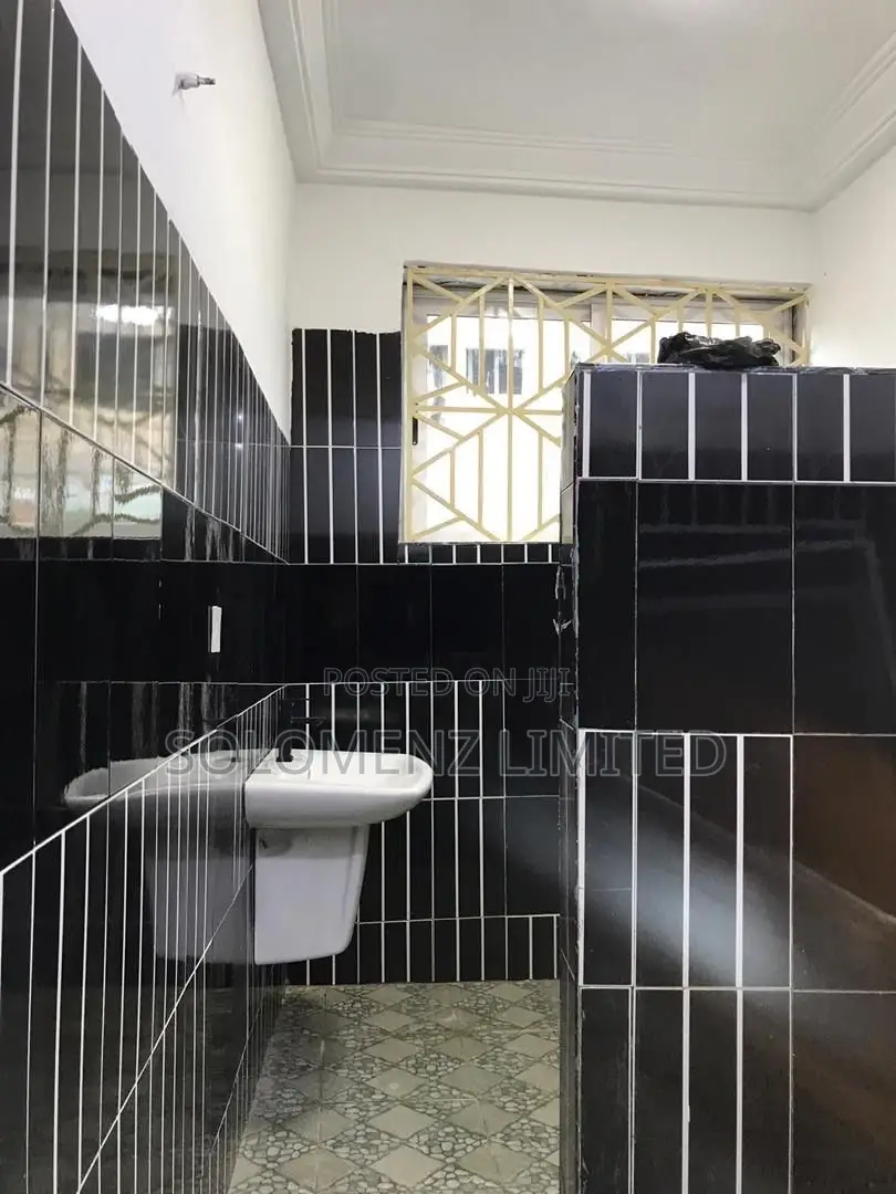 6bdrm Apartment in Takoradi for sale