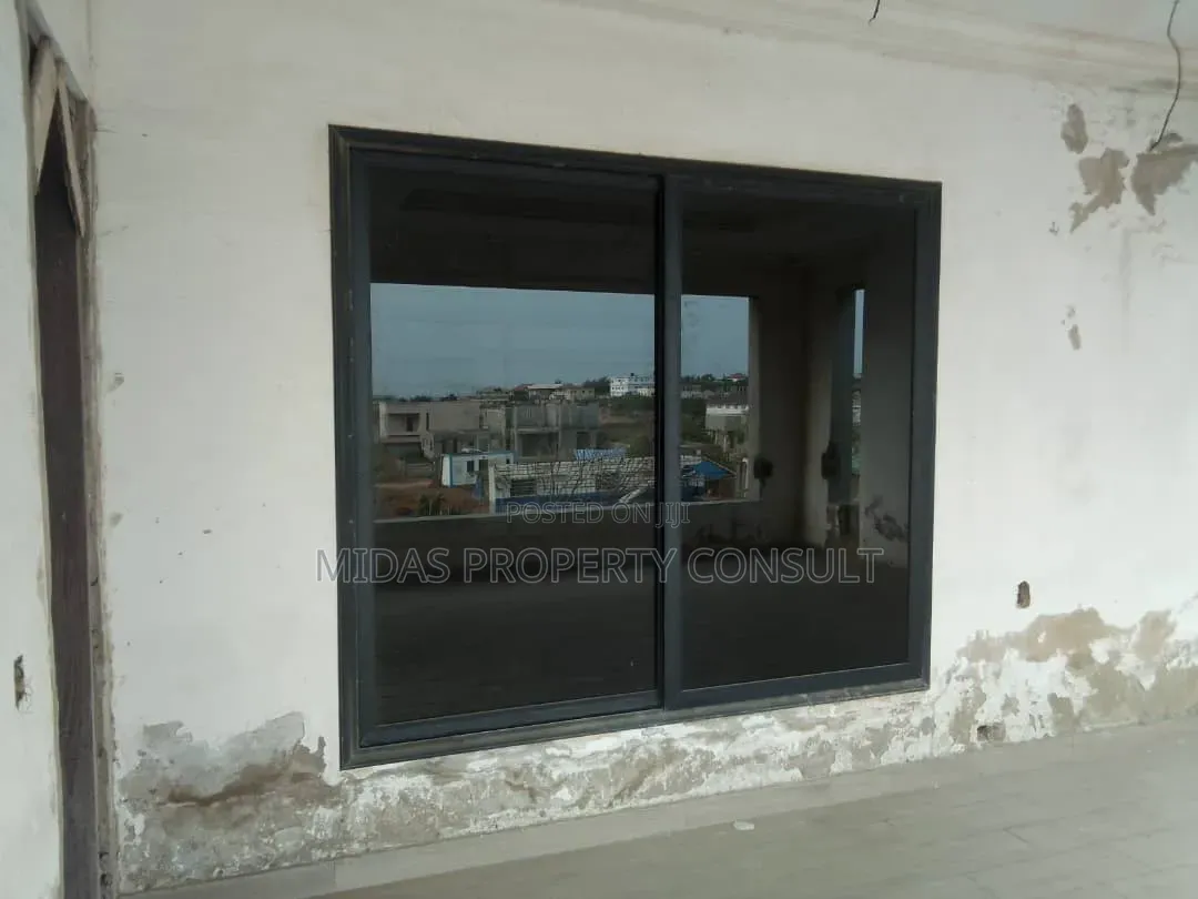 5bdrm House in Prampram for sale