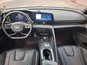 Hyundai Elantra Limited 2022 White