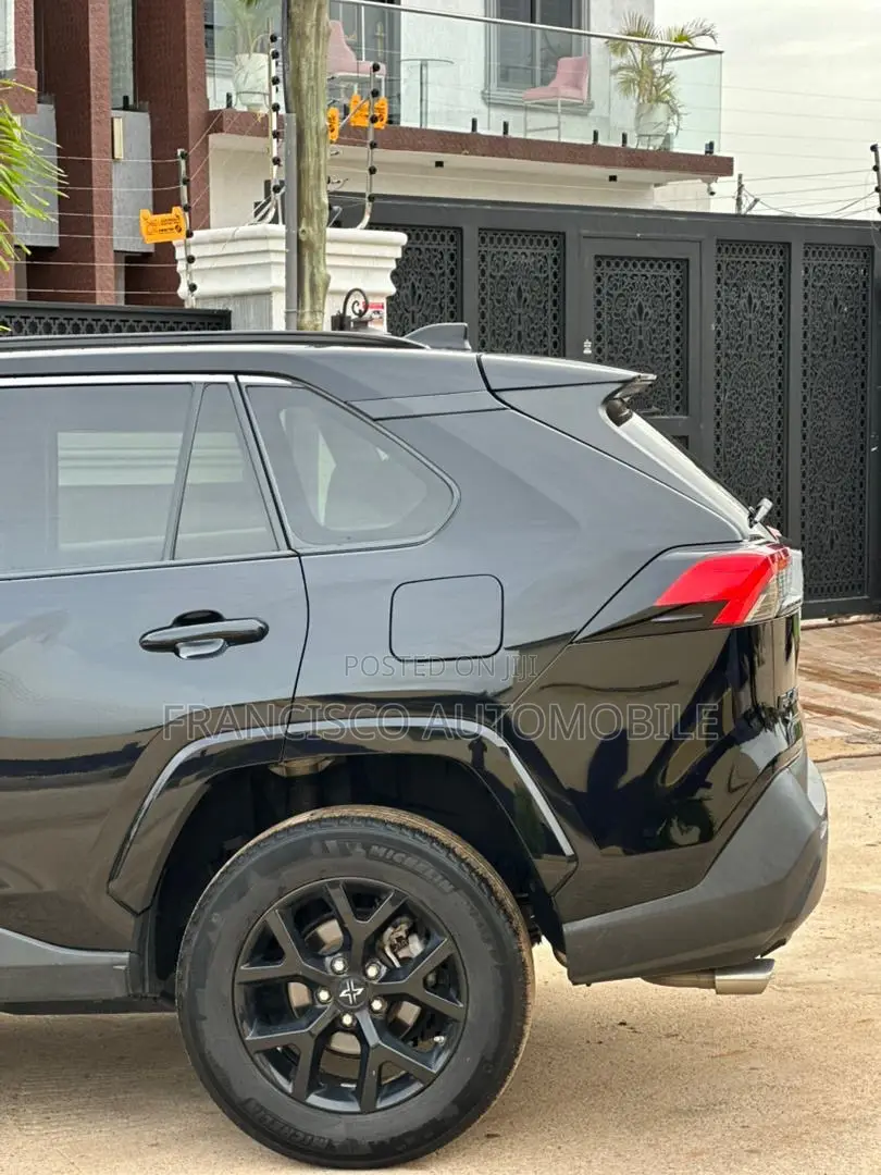Toyota RAV4 XLE 2022 Black