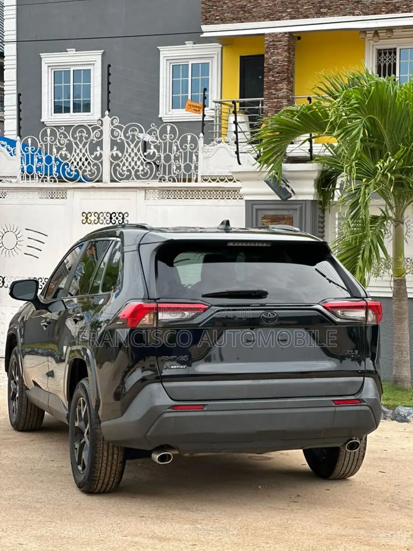 Toyota RAV4 XLE 2022 Black