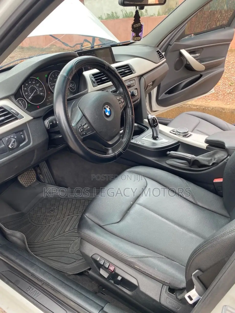 BMW 320i Sedan RWD 2015 White